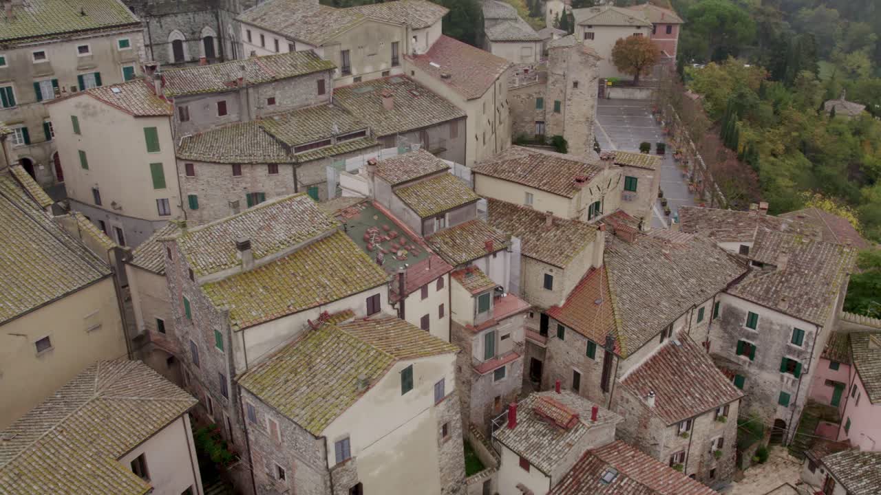 Chiesa romana e vie storiche caratterizzano San Casciano dei Bagni, Toscana, Italia