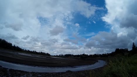 Zeitraffer-Fließender-Wolken-über-Dem-Fluss