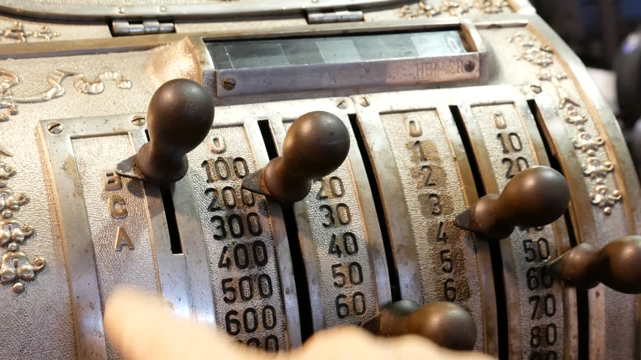 el mostrador de la caja registradora vieja.