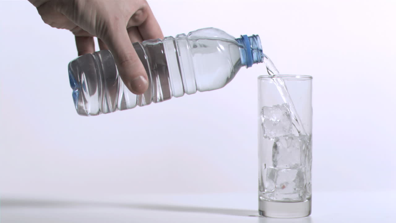 여전히 슈퍼 슬로 모션으로 여있는 물