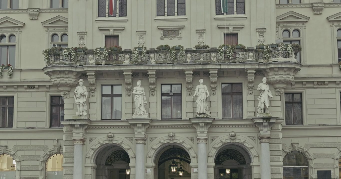 Fachada ornamentada com estátuas e arcos na Hauptplatz, Graz, Áustria