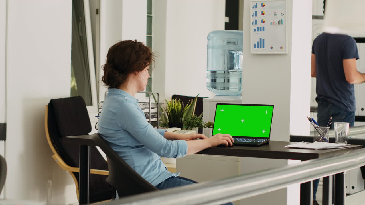 el empleado de la oficina ve la pantalla verde.