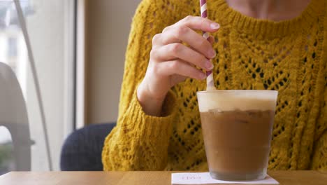 toma de cámara lenta de mujer sentada en la barra de café