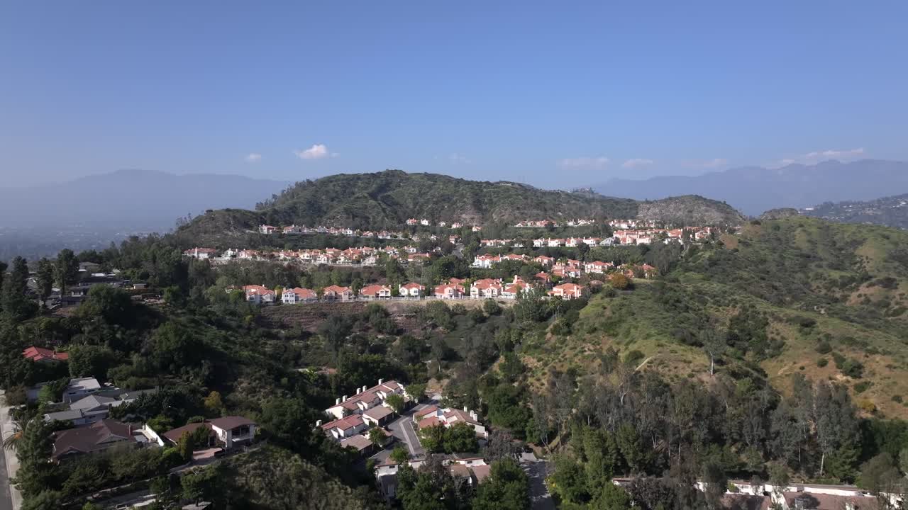 elevación aérea de un barrio residencial en glendale ubicado en la cordillera