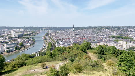 vista panorámica del paisaje urbano de rouen con la torre de la catedral en francia