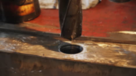 perforar un agujero en el metal