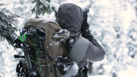 tiro con arco alce cazando en la nieve en montana en octubre en la neve