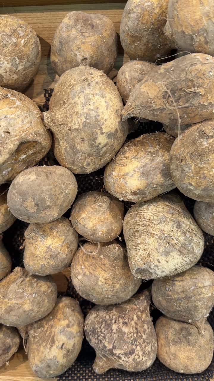 Mucchio di radici fresche di jicama in un mercato