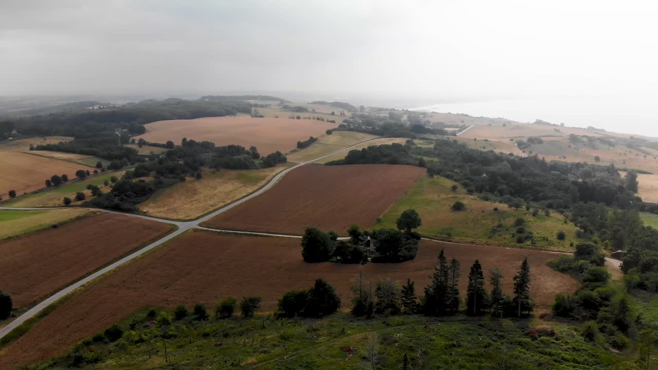 vista aérea del hermoso paisaje con colinas verdes y árboles en odsherred, zelanda, dinamarca
