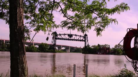 Die-Verlassene-Eagle-Ave-Bridge-In-Cleveland,-Ohio,-überspannt-Den-Wiederbelebten-Cuyahoga-River