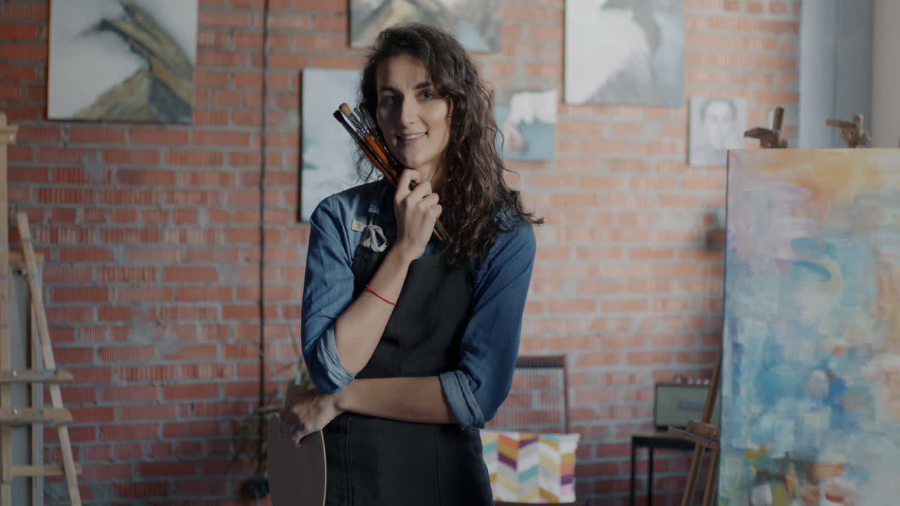 mujer artista en su estudio