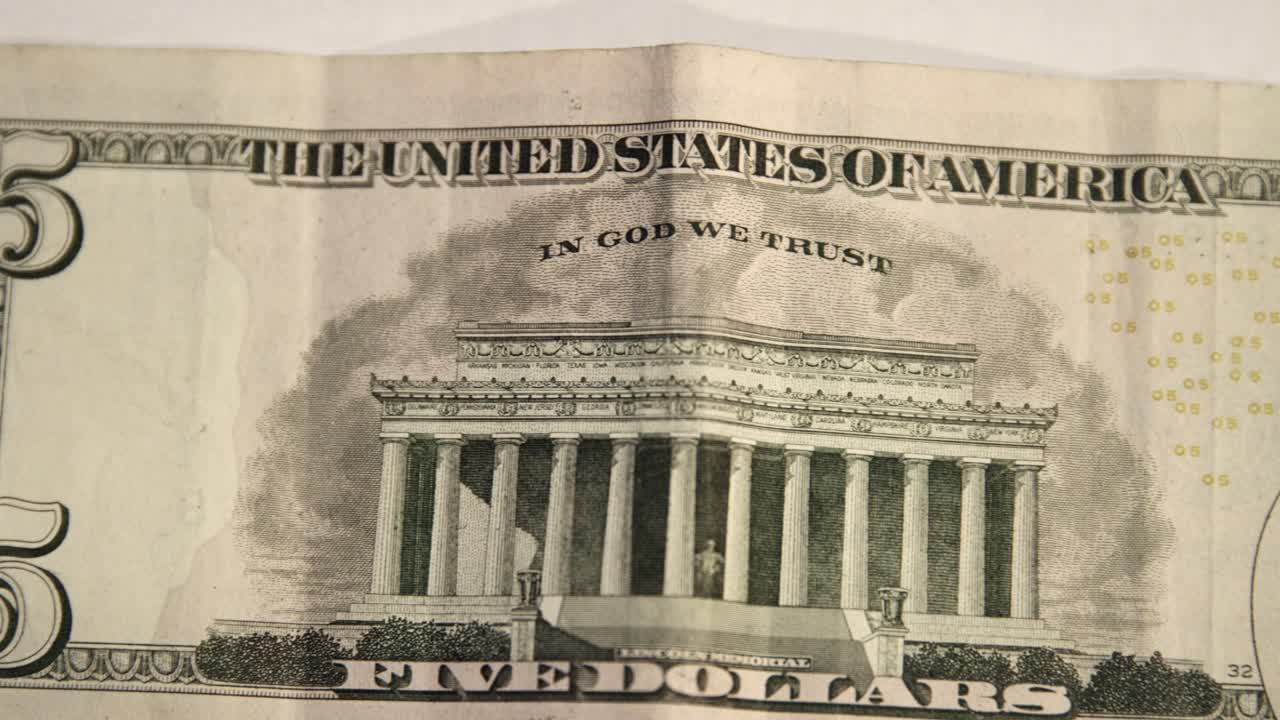 Banconota da cinque dollari statunitensi. Primo piano della valuta statunitense, americana. Retro della banconota da 5 dollari