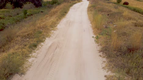 Camino-Pavimentado-En-Un-Terraplén-En-El-Lugar-Rural-Por-El-Río-Danubio