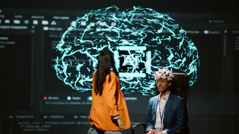 neurocientífico hace una demostración en un foro delante de hombres de negocios