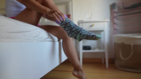 mujer preparándose en el dormitorio