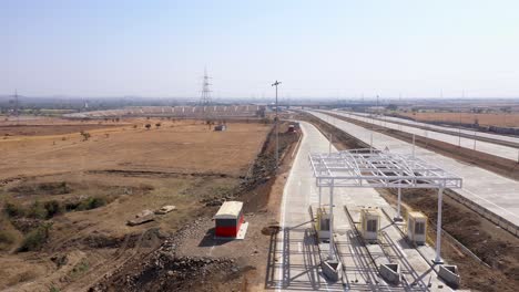 vista aérea o cabinas de peaje en construcción en la autopista
