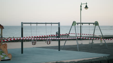 Leerer-Spielplatz-Mit-Warnbändern,-Coronavirus-Einschränkungen