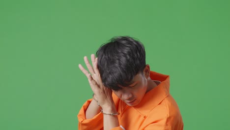 hombre con mono naranja y esposas.