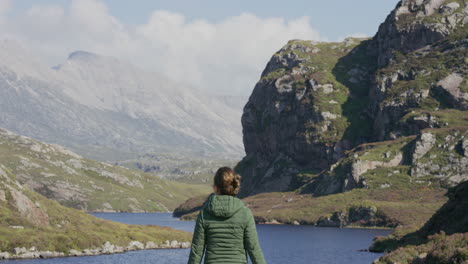 Mujer-Joven-Con-Los-Brazos-Levantados-Turista-Feliz-Disfrutando-De-Un-Hermoso-Paisaje-Escénico-En-Exitosas-Vacaciones-De-Viaje-Explorando-Un-Estilo-De-Vida-Relajante-Al-Aire-Libre