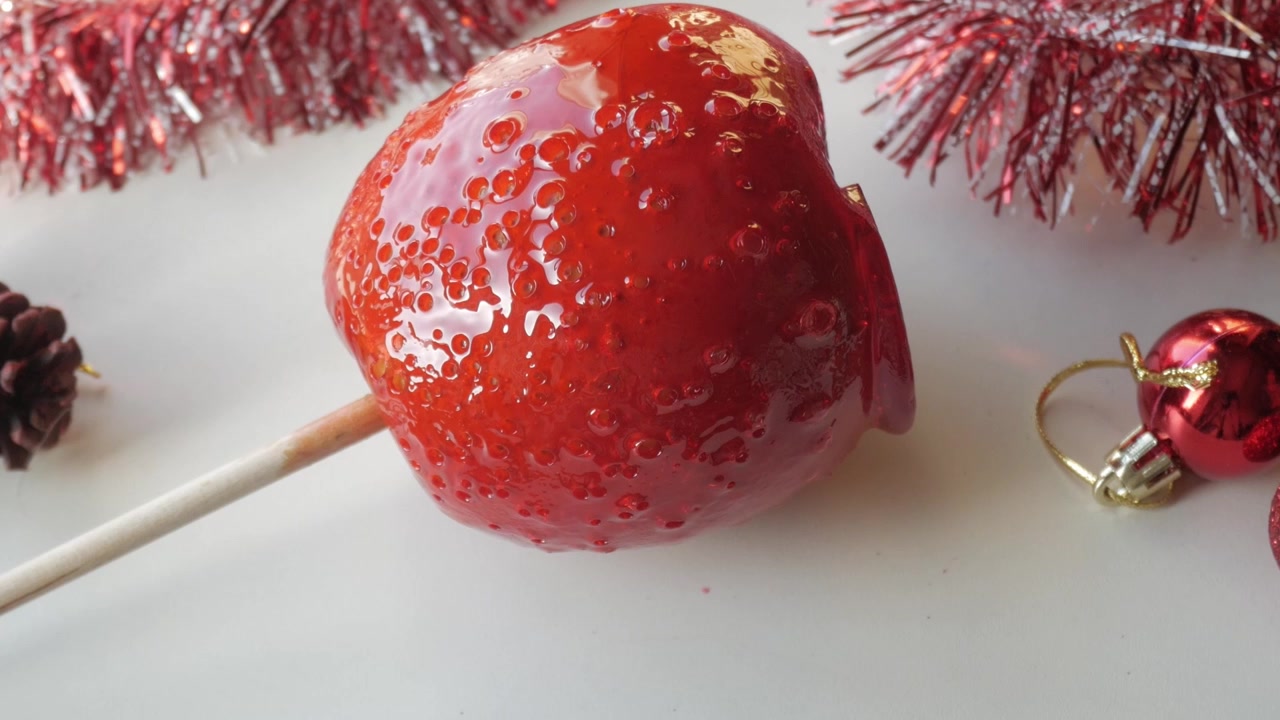 Karamelleple midt blant julepynt.
