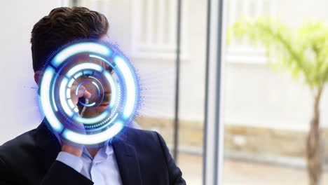 animación del círculo de procesamiento sobre empresario caucásico usando teléfono inteligente en la oficina