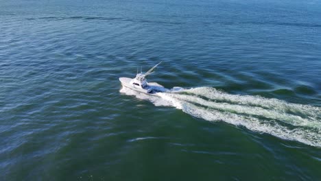 Drohnenaufnahme-Eines-Kleinen-Fischerbootes,-Das-Sich-Mitten-Auf-Dem-Videohintergrund-Des-Meeres-In-4k-Bewegt-|-Fischerboot,-Das-Sich-Mitten-Im-Hintergrund-Des-Ozeanvideos-In-4k-Bewegt