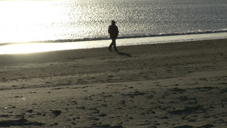 Una pareja en la playa.