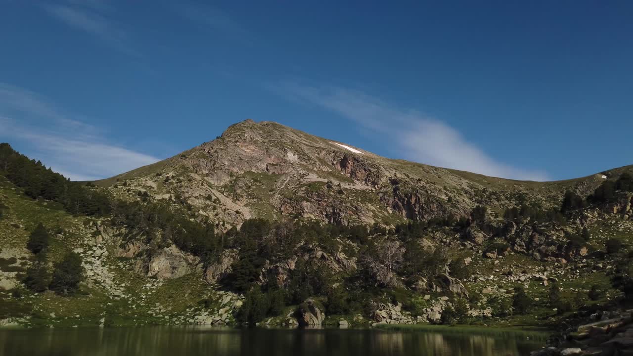 punto de vista de la montaña monturull desde un lago, en la cerdanya 4k