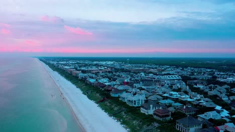 Vista-De-Drones-Volando-Sobre-El-Golfo-De-México-Hacia-La-Playa-En-Rosemary-Florida-Durante-La-Puesta-De-Sol-De-La-Hora-Dorada