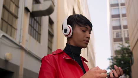 adulto transgénero escuchando música en la calle