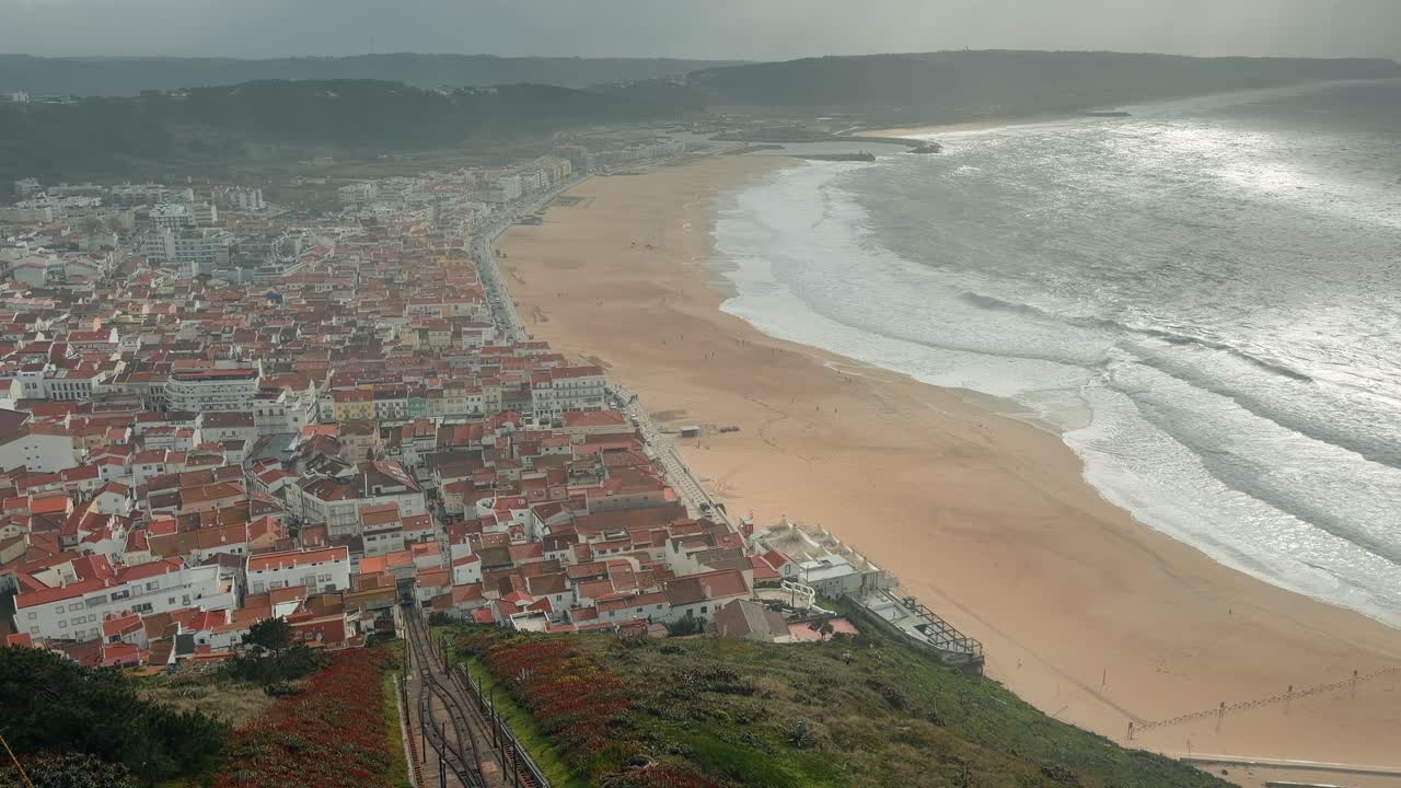 Vista Panorâmica de uma Cidade Costeira com Praia e Ondas do Oceano
