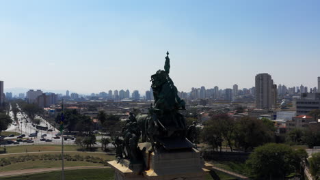 Drone-Volando-Alrededor-Del-Monumento-A-La-Independencia-En-El-Parque-De-La-Independencia-Y-Revelando-La-Enorme-Avenida-Don-Pedro-I-Frente-A-él