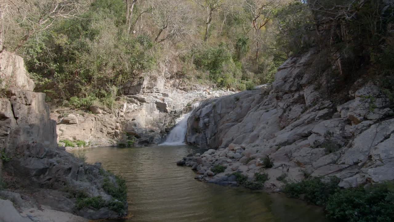 acercándose a la pequeña cascada de yelapa en el bosque tropical en jalisco, méxico