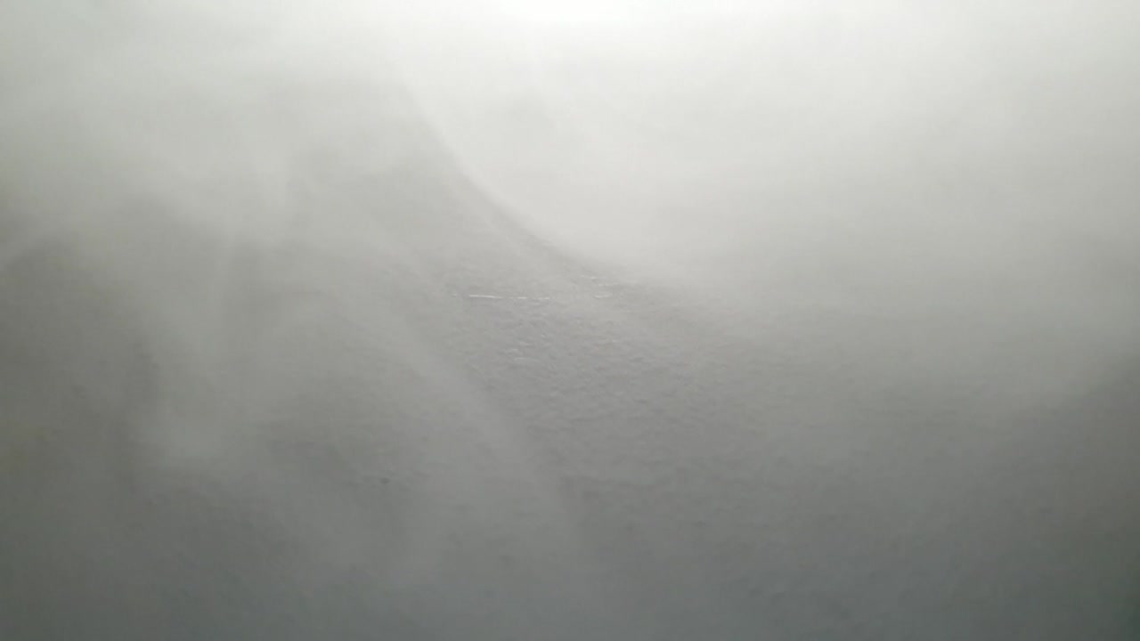 슬로우 모션 안개와 연기가 질감 있는 표면을 가로질러 이동하며 섬뜩하고 무섭고 신비한 분위기 표현에 적합합니다.