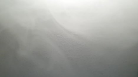 niebla y humo en cámara lenta moviéndose a través de una superficie texturizada, perfecto para presentaciones de atmósfera espeluznante, aterradora y misteriosa