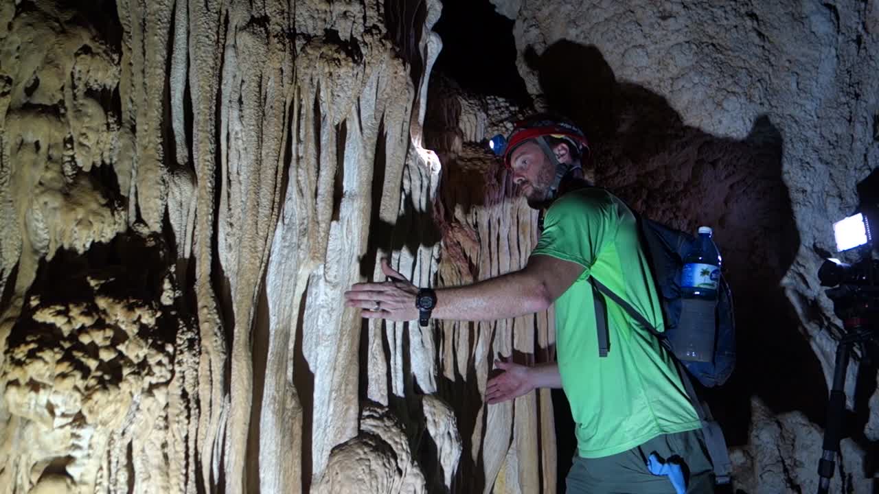 동굴 속의 남자는 종유석을 악기처럼 연주한다
