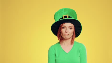 mujer con sombrero de duende sosteniendo un estandarte en forma de trébol