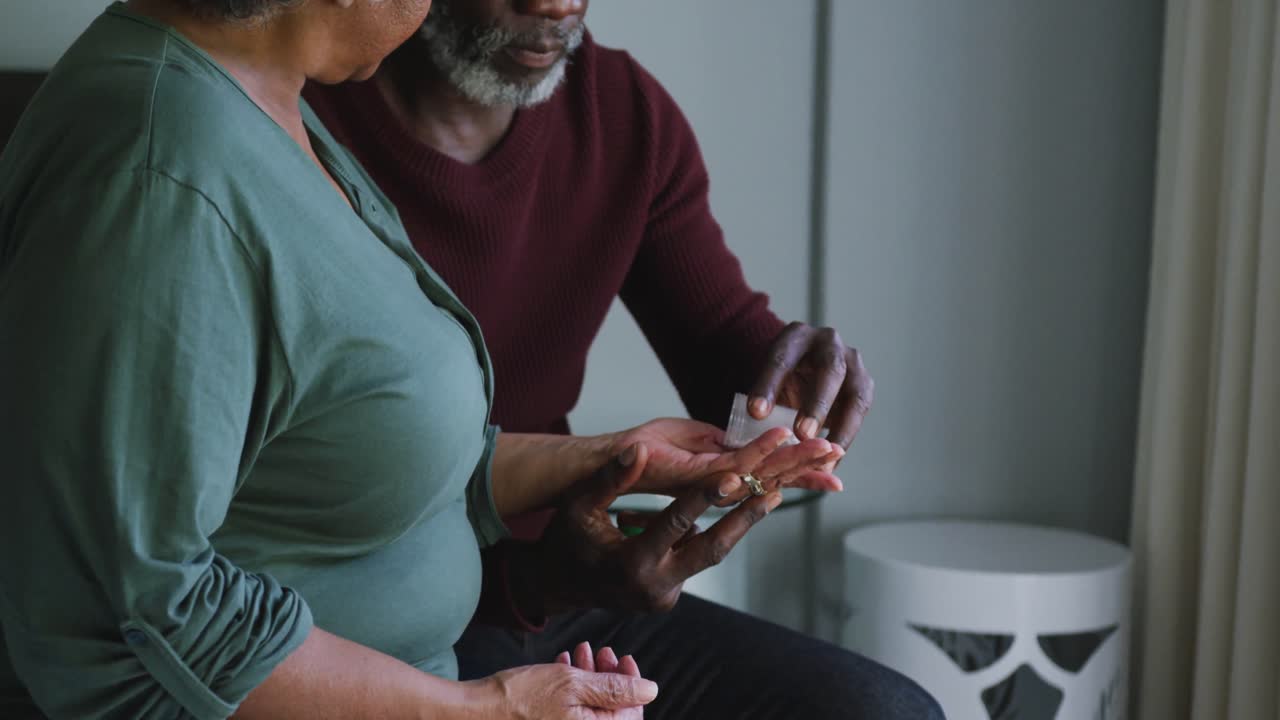 una pareja de ancianos afroamericanos pasando tiempo juntos en casa. distanciamiento social en cuarentena.
