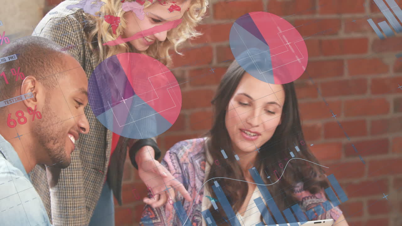 анимация обработки финансовых данных над различными деловыми людьми в офисе