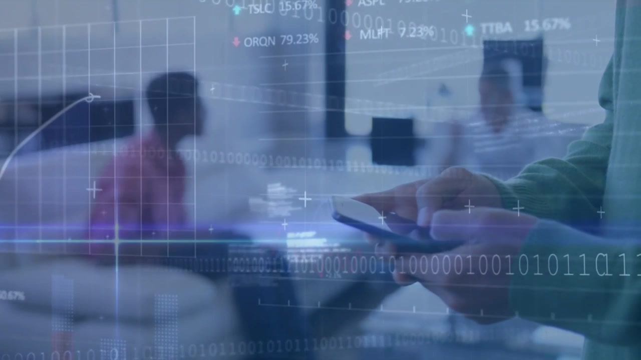 Uomo a destra che tocca il telefono attivando sovrapposizioni di grafici per rivedere i dati in un hub tecnologico mentre il team parla.