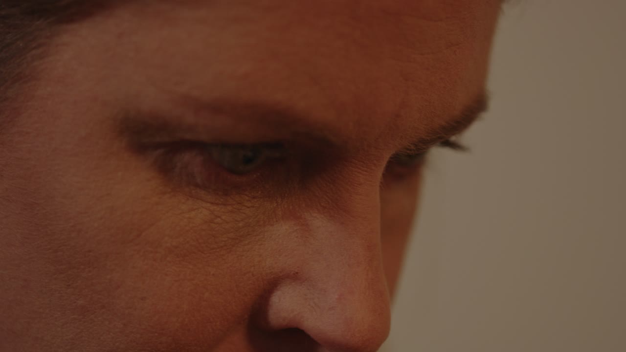 de los ojos de la mujer macro intensamente leyendo algo