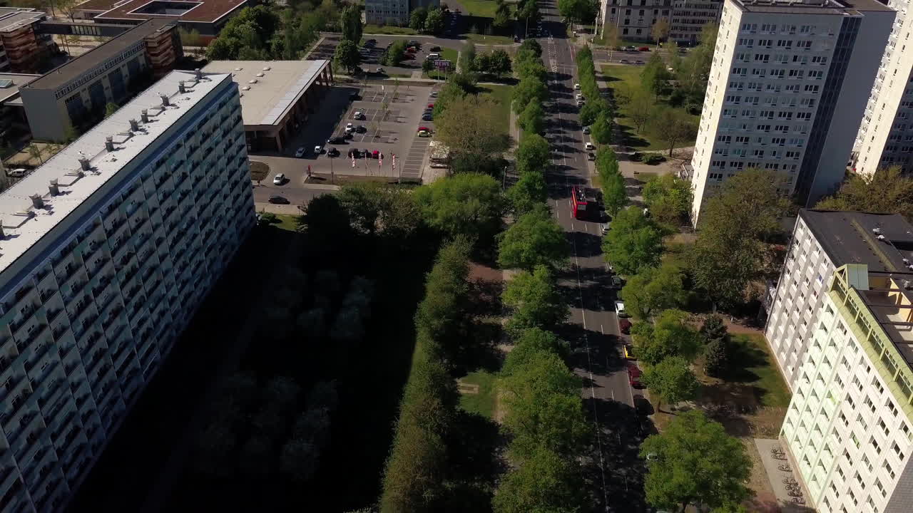 Vista aérea de uma grande avenida com tráfego durante o verão