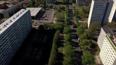 vista aérea de un gran callejón con tráfico durante el verano