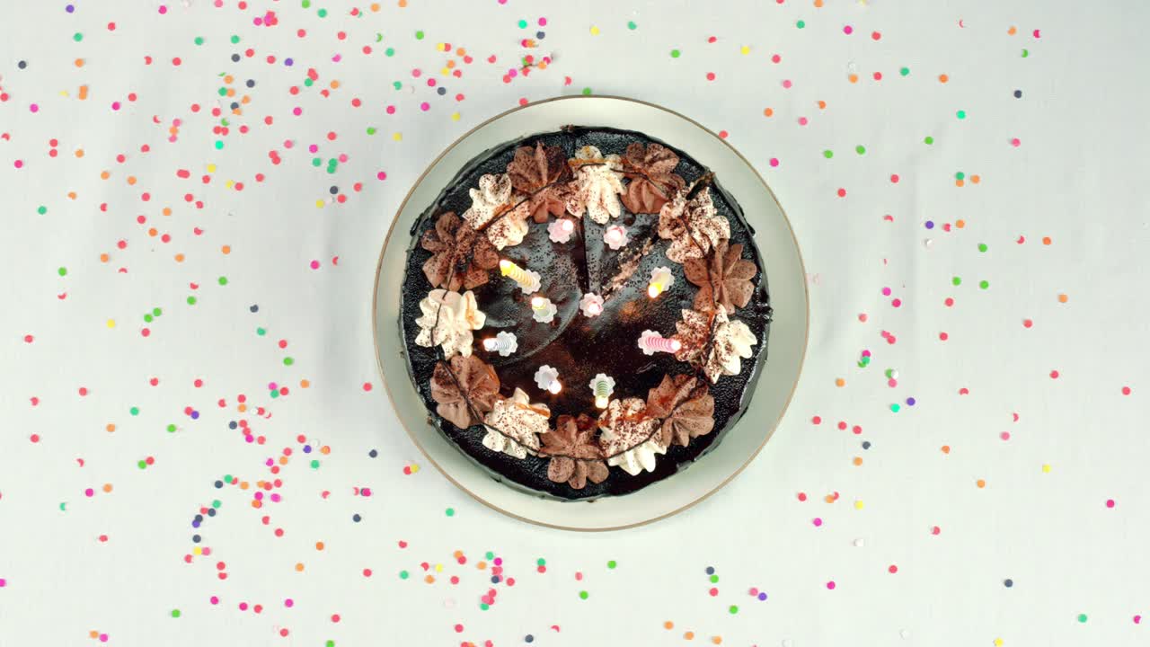 케이크 에 생일 불 을 불어넣는 상단 풍경