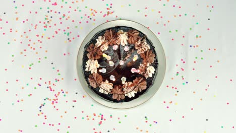 vista superior de soplar las velas de cumpleaños en un pastel