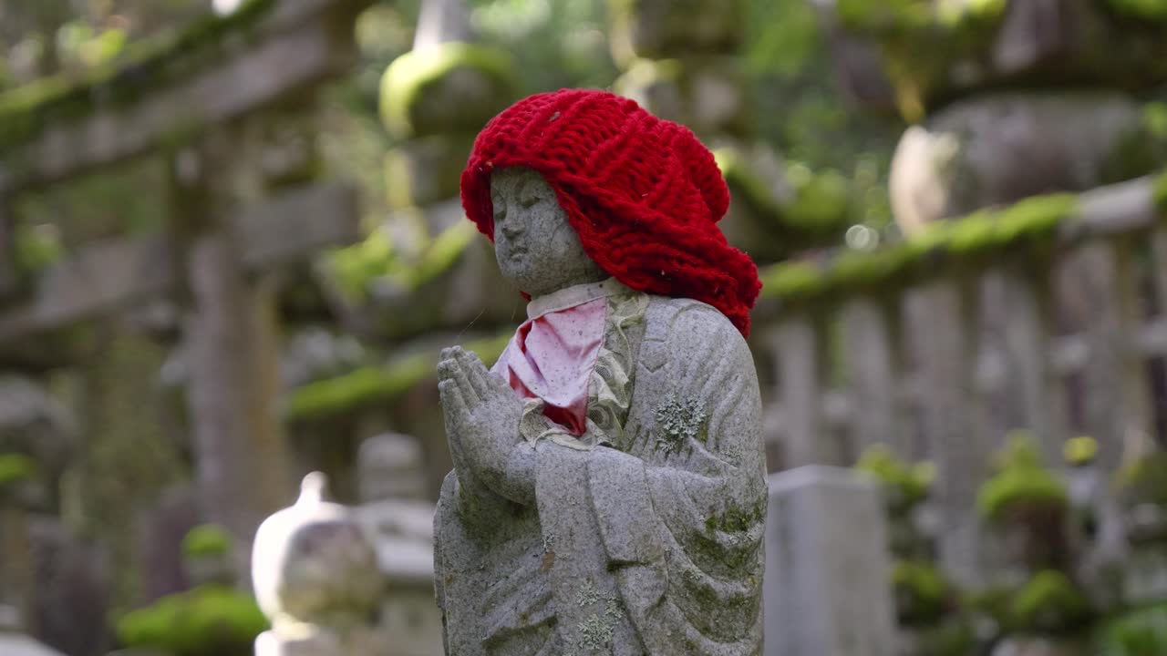 일본에서 기도하는 지조 불교 동상