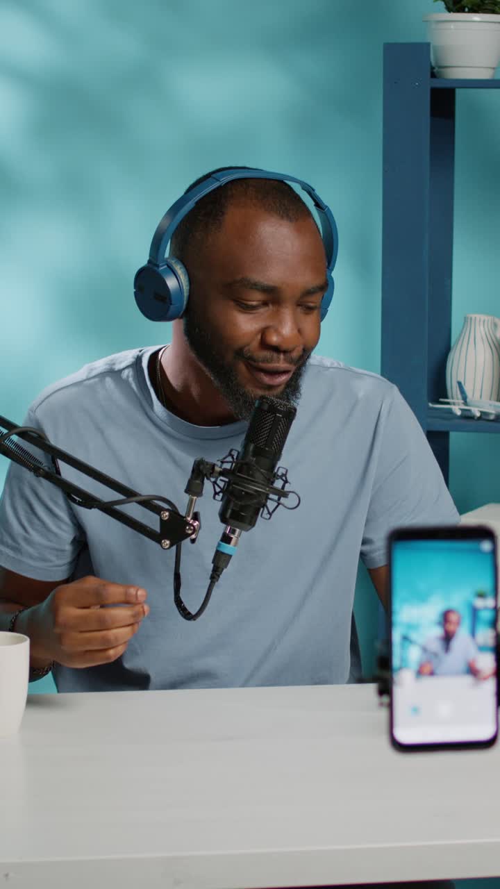 hombre grabando un podcast en un estudio