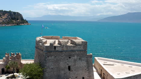 Die-Wasserburginsel-Bourtzi-Mit-Einer-Festung-An-Der-Küste-Von-Nafplio-In-Griechenland---Drohne-Erschossen