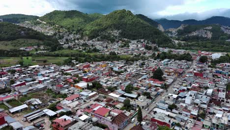 drone aéreo de san cristobal de las casas vuela sobre la ciudad mexicana tradicional hill vall