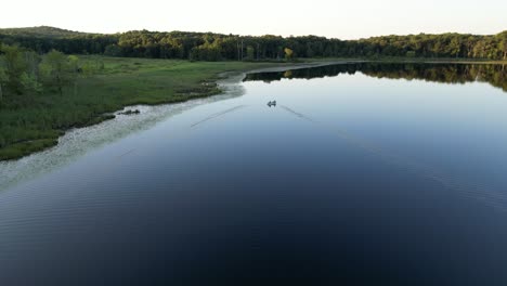 Bote-Pequeño-En-Lago-Remoto-Video-Aéreo-Atardecer